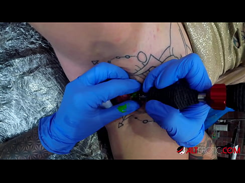 ❤️ Itin tatuiruota karšta Sully Savage gavo tatuiruotę ant savo klitorio Dulkinimasis prie mūsų ❌️